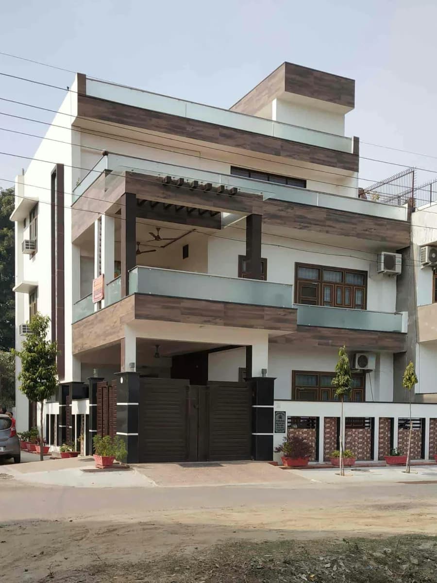 G+2 Wood-Facade Corner Home, Gomti Nagar Extension, Lucknow